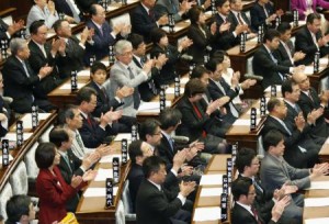 法案成立　画像